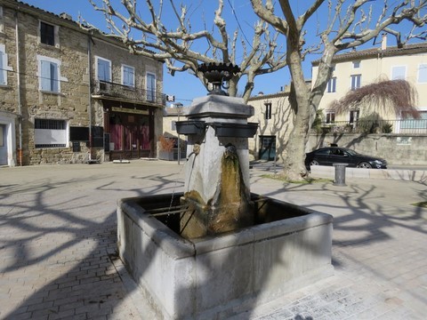 .Fontaine située Place de la Bourgade