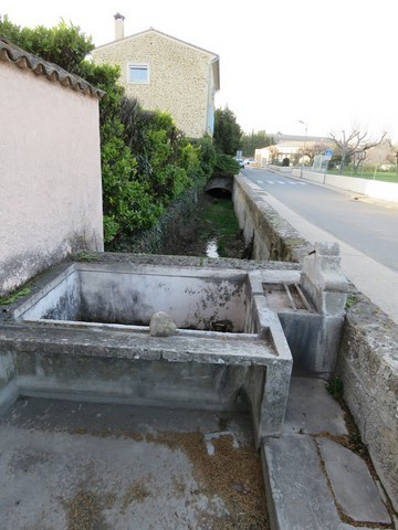 Ancien lavoir situé route de Valréas