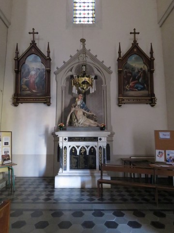 Monument aux morts en calcaire blanc et marbre noir 