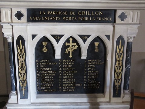 Gros plan sur le monument aux morts