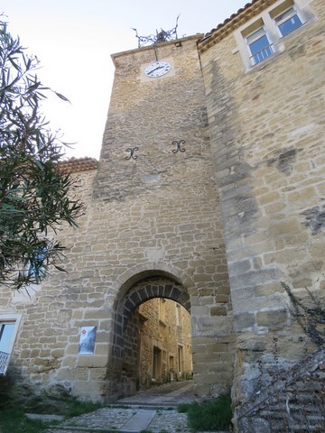 Ancienne tour de guet avec horloge datant du XVIème siècle, transformation du beffroi achevée en 1778