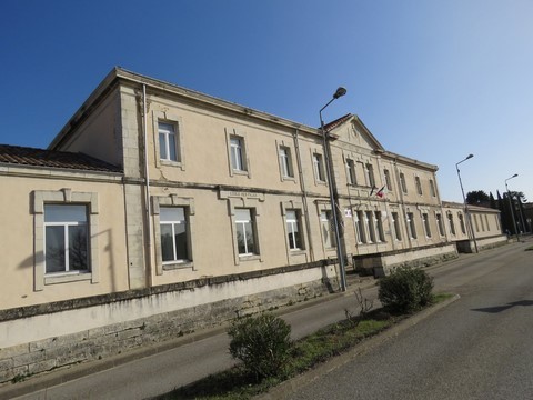 Très beau bâtiment du groupe scolaire communal école "Les petits Grillons", on remarquera l'école des filles à gauche et l'école des garçons à droite