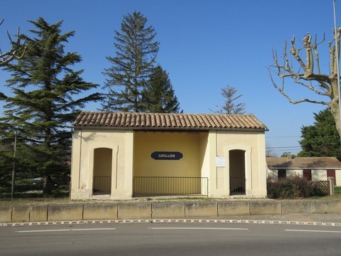 Dernier vestige de la gare de Grillon,  l'abri de quai des voyageurs