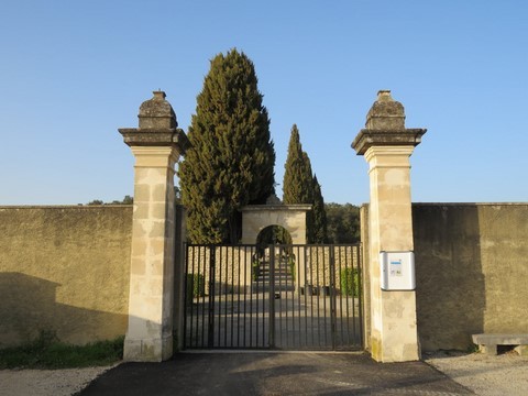 Double entrée du cimetière grillage et entrée voutée
