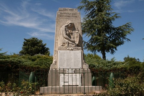 Gros plan du monument aux morts