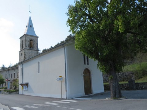 L'église et au fond la Mairie