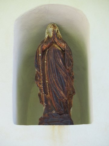 Détail de la statuette de la façade de l'église