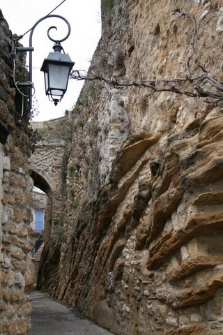 La construction repose sur ces couches de roche