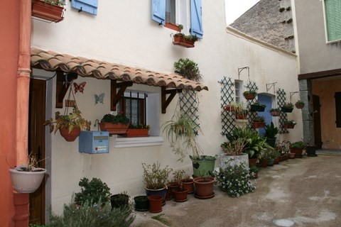 La maison voisine est aussi très joliment fleurie