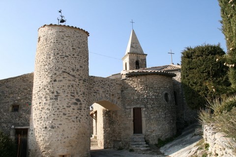 Le Pègue_Porte de ville du Pègue avec sa tour