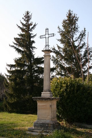 Le_Pègue_Croix à l'entrée du village