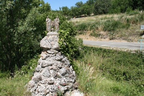 Dès l'entrée du village, nous avons été intrigués par ces deux statuettes