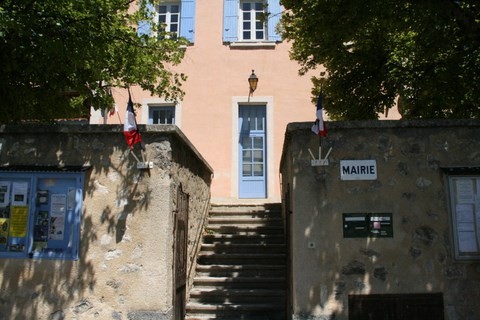 puis nous sommes passés voir la Mairie ... et sa quinzaine d'escaliers !!