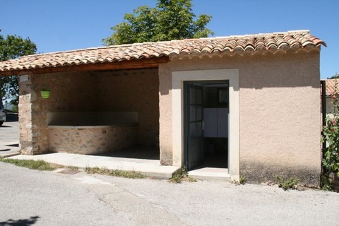 Nous arrivons au lavoir public, lui aussi joliment restauré