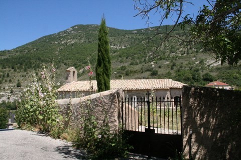 Nous voici à l'entrée du cimetière, je vais pousser la grille pour voir