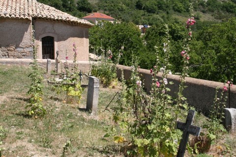 Il reste assez bien de tombes anciennes qui semblent être à l'abandon