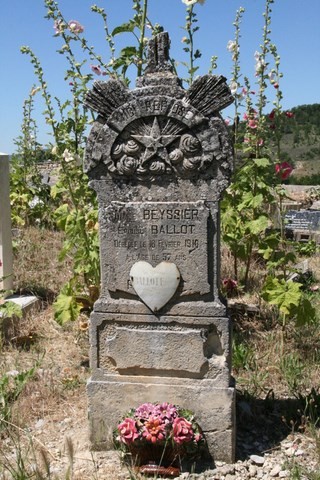 Cette sépulture datant de 1910 a si l'on peut dire un certain charme