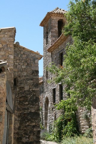 Ce beffroi a éveillé notre curiosité