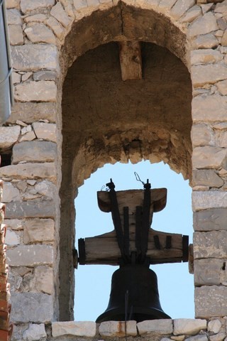 Mais, pour l'anecdote, la cloche, elle, appartient toujours aux villageois