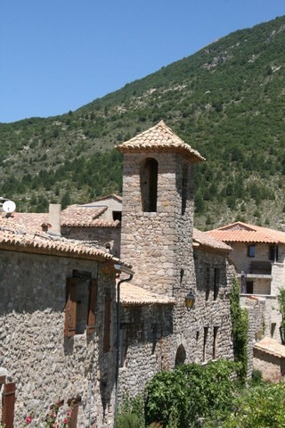 Elle reste du plus bel effet au milieu de toutes ces habitations