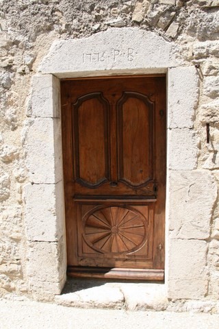 Porte ancienne dont l'encadrement date de 1776