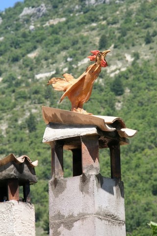 À noter au passage cette garniture de cheminée plutôt originale !