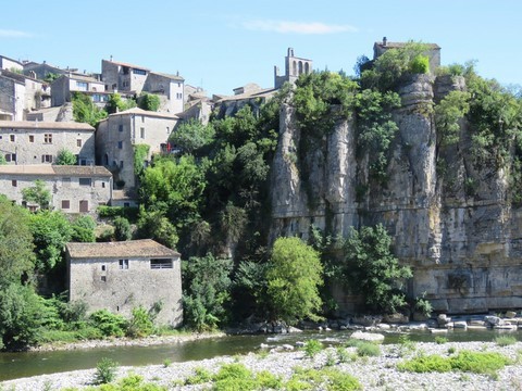 Vue sur l'église ND, monument historique depuis le 12 avril 1927
