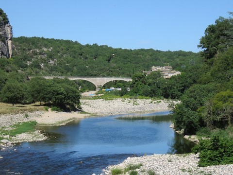 La plage avec le pont sur l'Archèche
