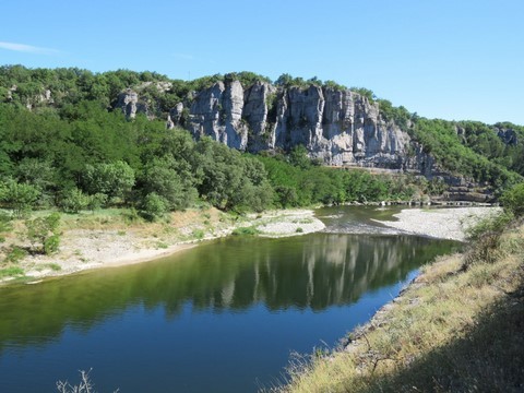 Les falaises et une belle rivière pour les baignades