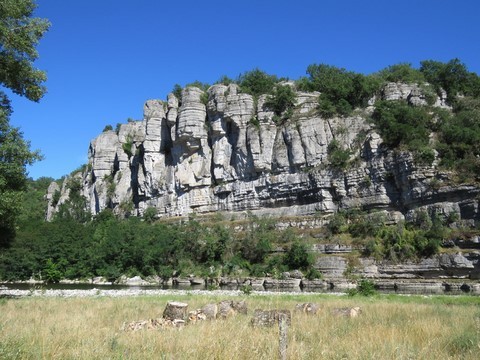 Magnifique ciel bleu au-dessus des falaises