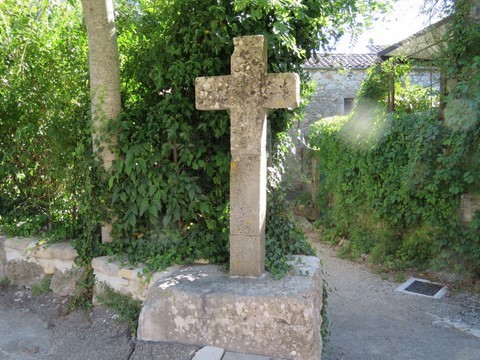 Croix à la sortie de Balazuc rue du Marché aux oeufs