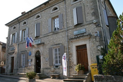 La mairie avec la poste attenante