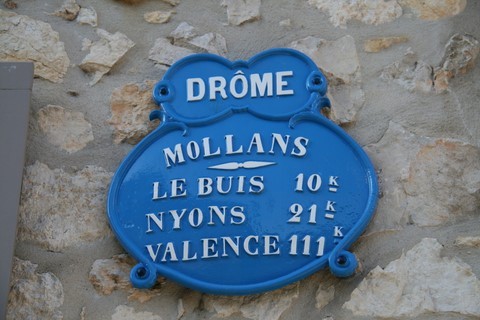 Plaque de cocher garnissant la façade de la mairie