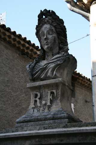Buste de Marianne datant de 1885 au dessus de la Fontaine