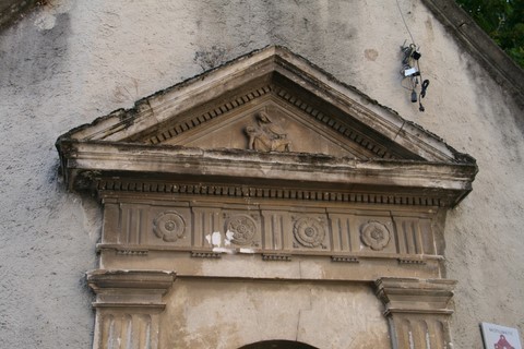 Fronton triangulaire de la chapelle du pont construite en remerciement de la vierge contre la peste
