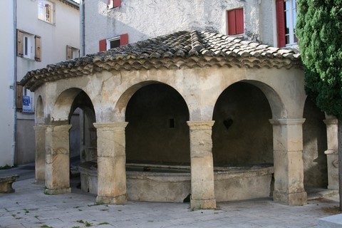 Lavoir semi-circulaire couvert à 7 arcades (1863-1870)
