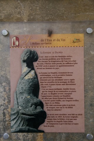 Panneau explicatif concernant la fontaine au dauphin