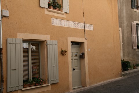 Maison restaurée avec ancienne enseigne commerciale