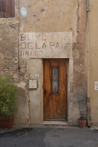 Autre enseigne conservée pour cette "Buvette de la Paix"