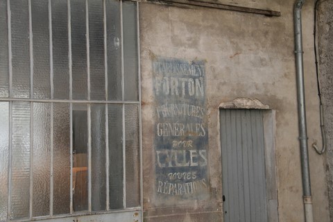 Encore une ancienne enseigne, toutes sont situées rue du Moulin