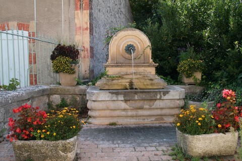 Fontaine de la Bourgade dans la rue des Faubourgs