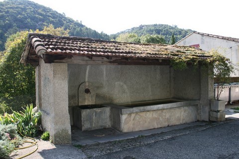 Lavoir et fontaine rue des Faubourgs ou fontaine de la route du Buis