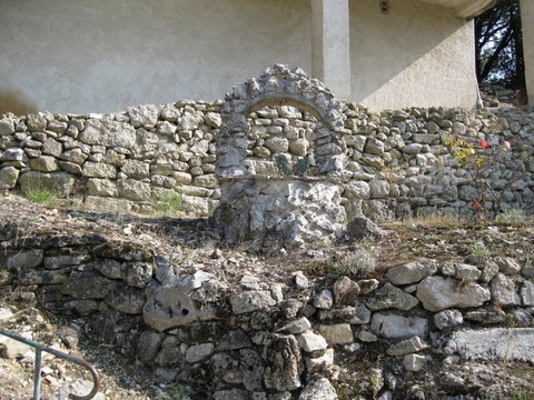 Petit décor spécial en pierres dans le chemin de la citadelle