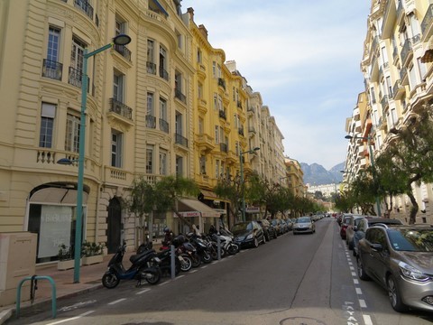 Très belle avenue commerçante au centre de Menton