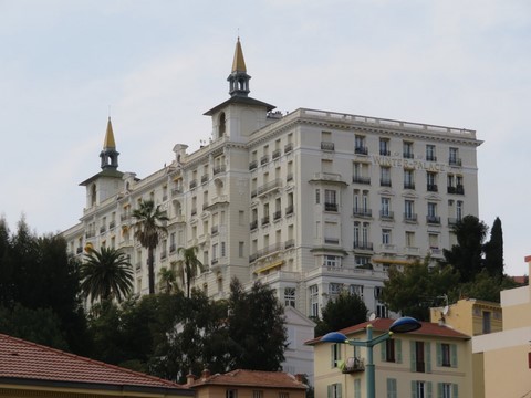 Le Winter Palace, Avenue Riviéra à Menton. Quel bel immeuble !