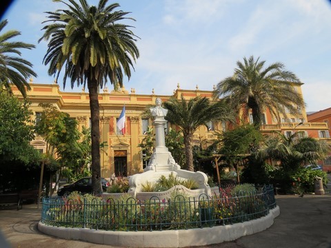 L'Hôtel de Ville avec la statue de Louis Laurenti, ancien Maire, administrateur et bienfaiteur de Menton