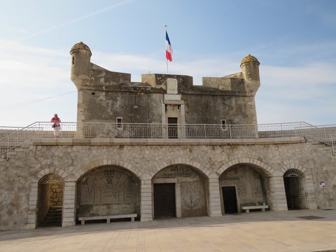 Le Bastion, de face, construit sur les rochers au quartier de la Ciapetta