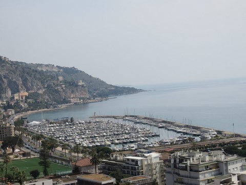 Vue sur le port de Garavan depuis la vieille ville