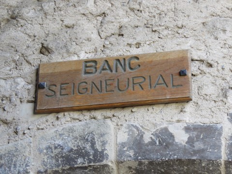 Nous arrivons au monument historique le plus important d'Espeluche, le Banc Seigneurial de Justice, datant du XVe s. 