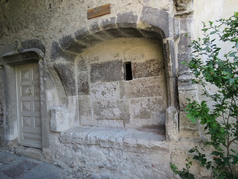 À cette époque, ce banc en pierre servait à rendre la justice